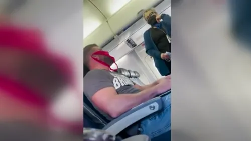 Il porte un string en guise de masque et se fait expulser d'un avion 